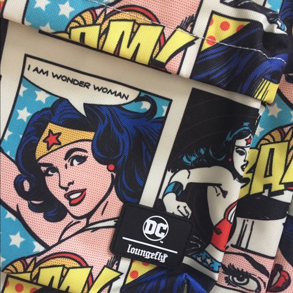 ❗️LAST ONE❗️Loungefly x Wonder Woman Comic Print Backpack - Picture 3 of 5